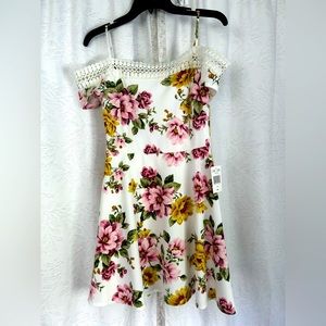Floral Mini Dress. Off the shoulder. B. Smart. Size 9